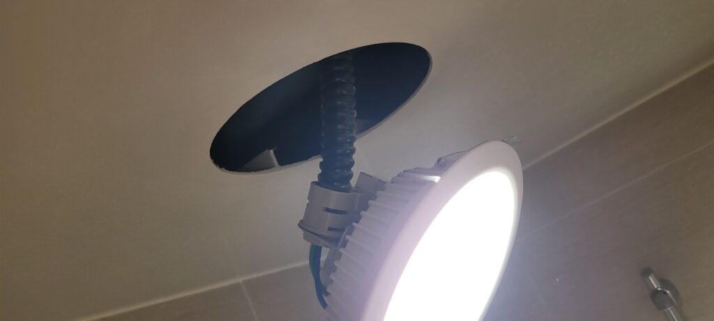 조명을 분리한 상태에서 전원 연결부(커넥터)가 보이는 모습