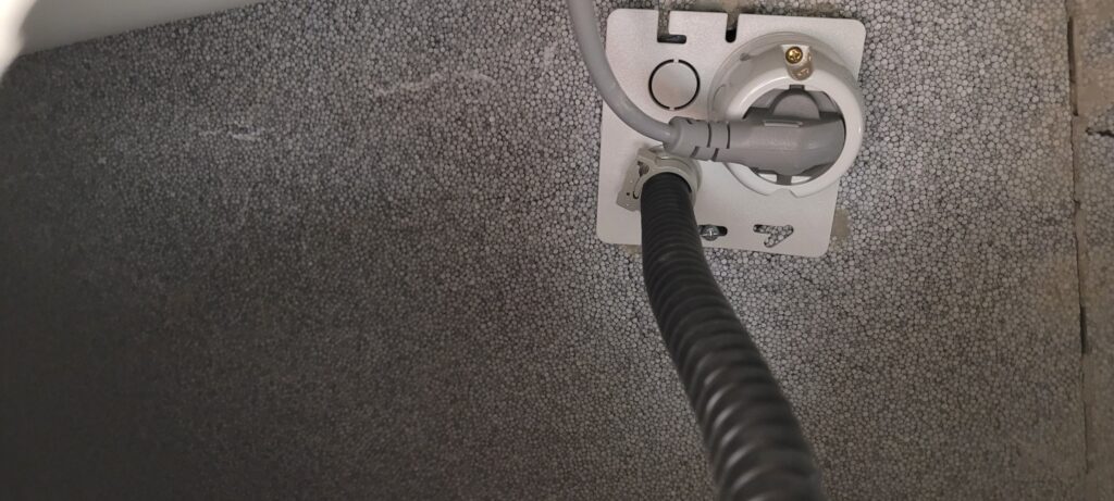 조명 위쪽 천장 내부에 있는 전원 콘센트/플러그 연결부 모습