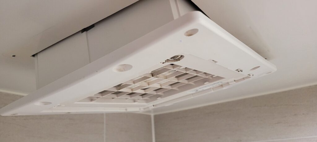 화장실 환풍기 커버를 분리해 내부 구조가 보이는 모습